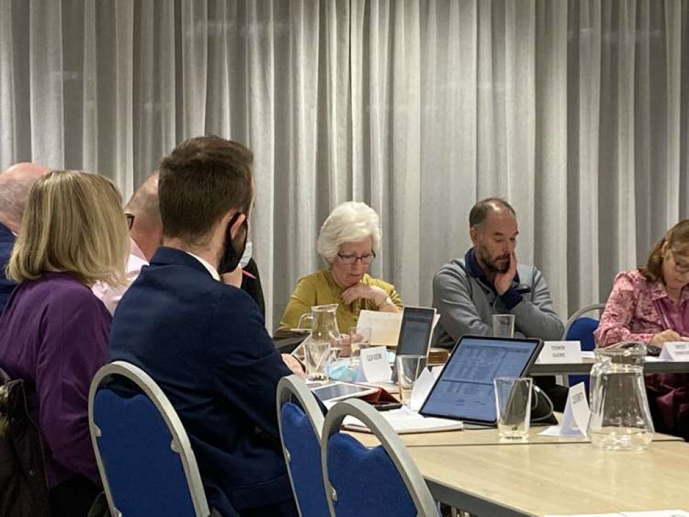 Cllr Serena Sexton chairing the meeting after being elected (Nub News, Will Goddard)