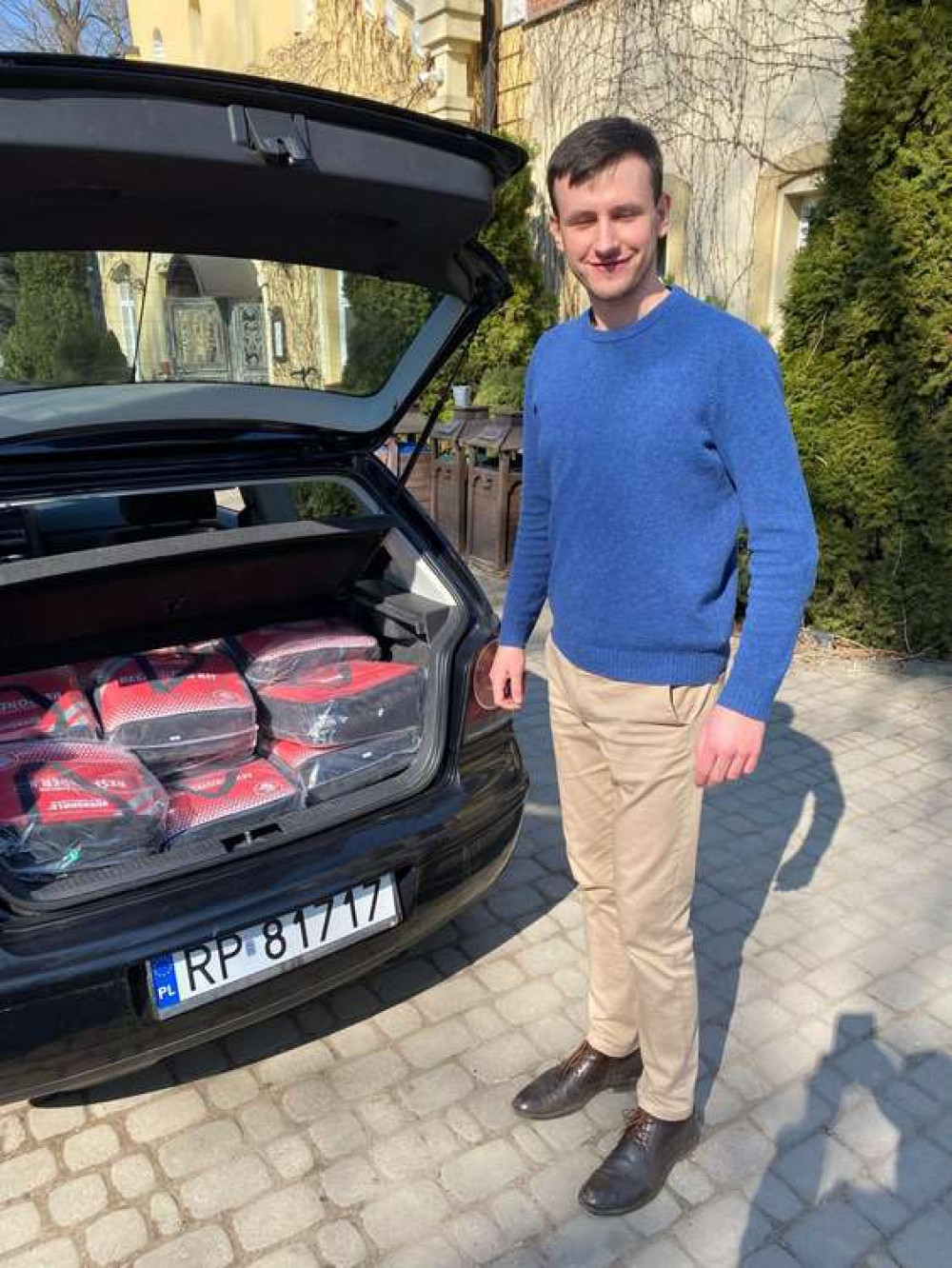 Polish contact, Kamil, loads burns kits in his car ready to take further