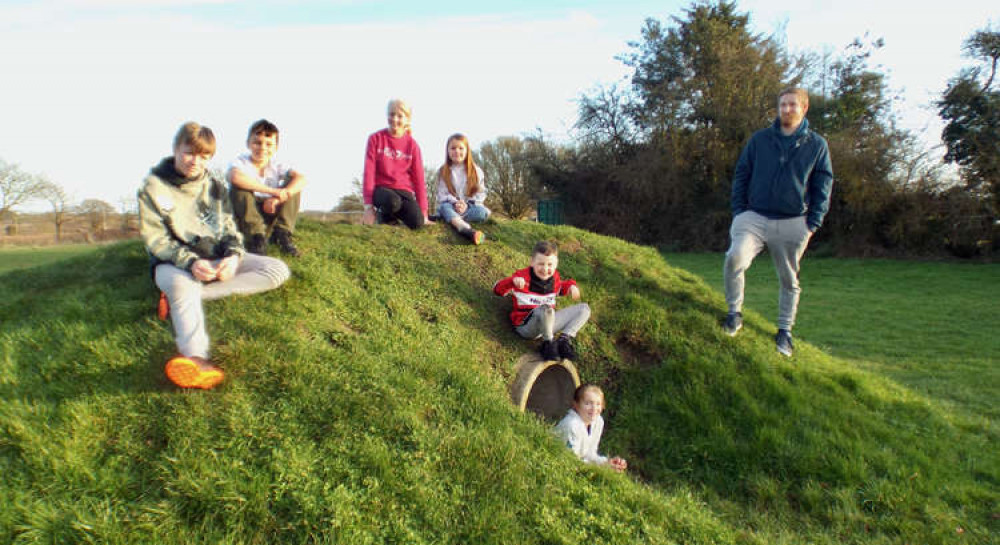 Harkstead campaigner Scott Angell with Cade 14, Charlie 11, Cerise 11, Poppy eight, Stanley seven, Maisie 10 (in tunnel) (Picture credit: Nub News)