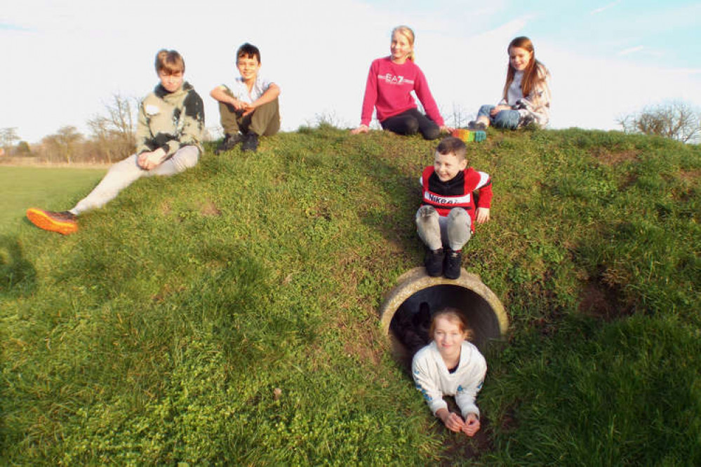 Cade 14, Charlie 11, Cerise 11, Poppy eight, Stanley seven, Maisie 10 (in tunnel) (Picture credit: Nub News)