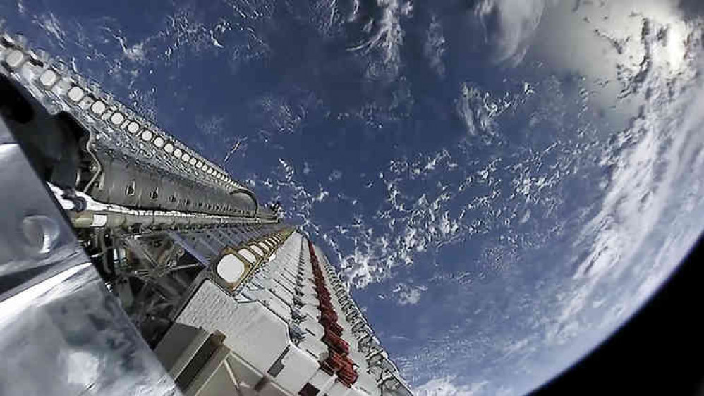 A batch of 60 Starlink test satellites stacked atop a Falcon 9 rocket, close to be put in orbit (Photo: Official SpaceX Photos) A batch of 60 Starlink test satellites stacked atop a Falcon 9 rocket, close to be put in orbit (Photo: Official SpaceX Photos)