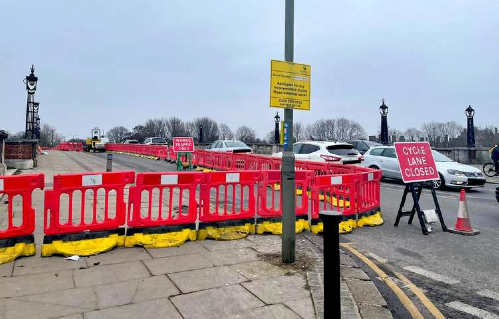 The left-hand lane on the East Molesey side of the bridge is now shut to traffic (Image: Nub News)