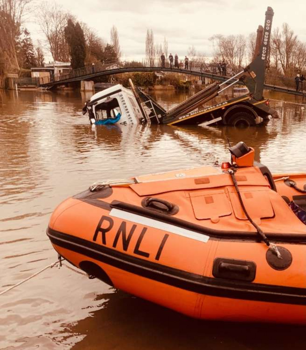 Teddington RNLI lifeboat crew were quickly on the scene and helped with the rescue (Image: Teddington RNLI)