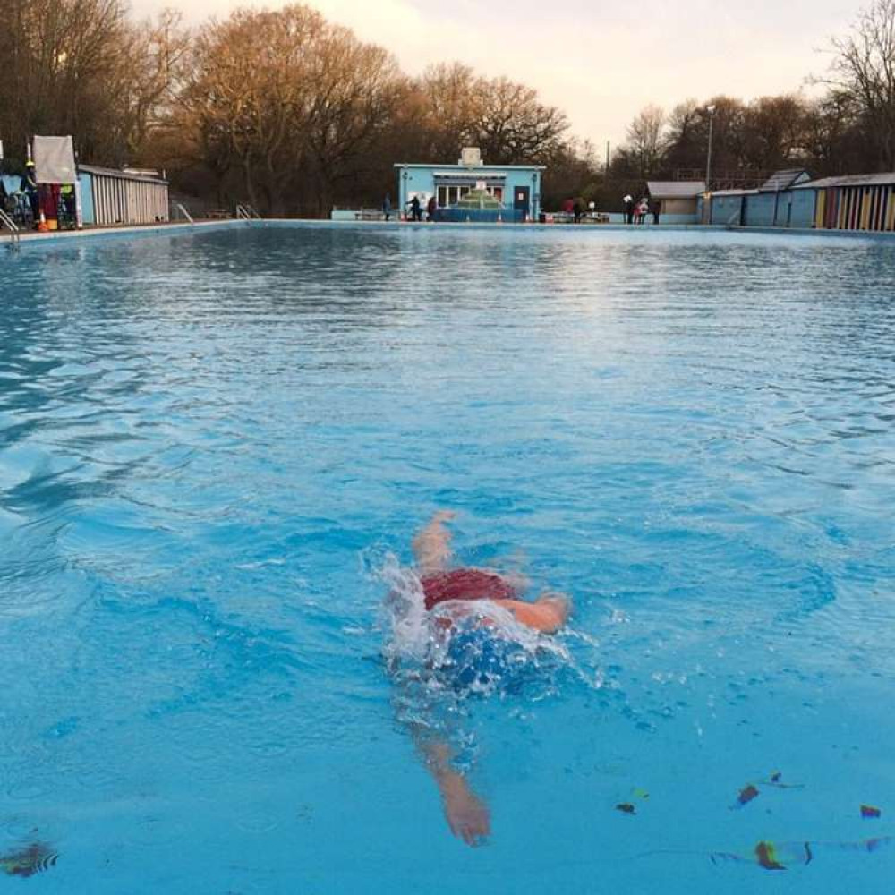 Between October, 1 and April, 30 the pool remains open for a limited group of people (credit: Wikimedia)