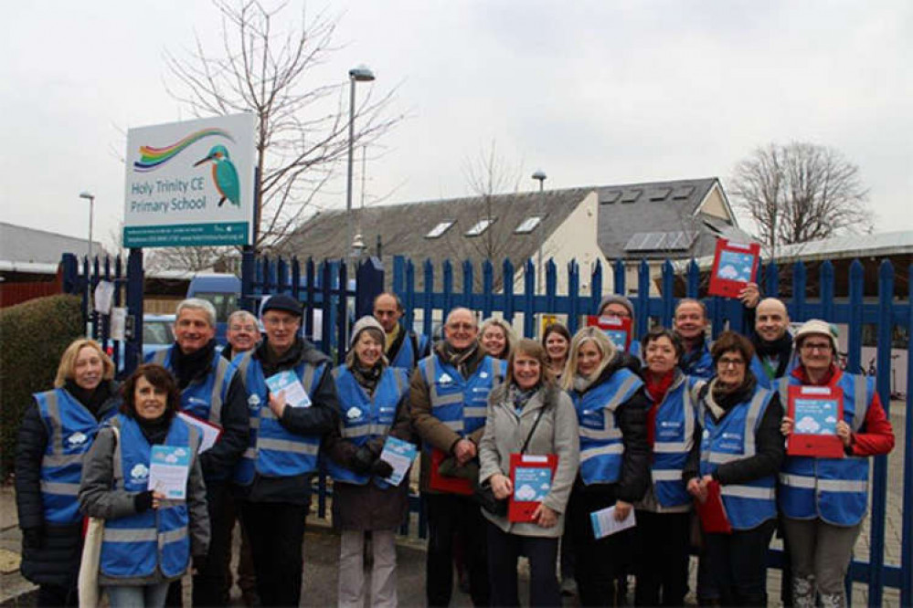 Volunteers are being recruited to encourage drivers to switch of their engines when stationary and so cut emissions and pollution. Volunteers are being recruited to encourage drivers to switch of their engines when stationary and so cut emissions and pollution.