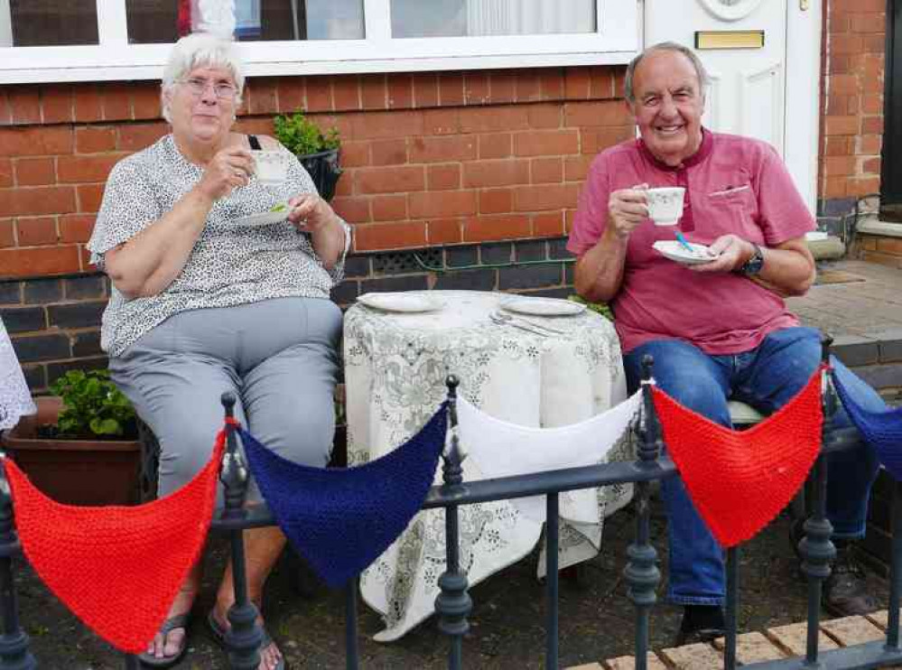 Tea for two in Ambien Road: Enjoying the sun