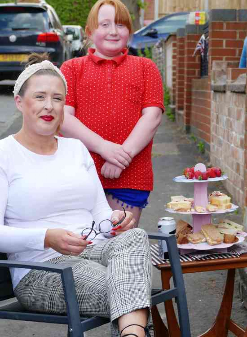 Afternoon tea is served in Ambien Road: Those cakes look yummy