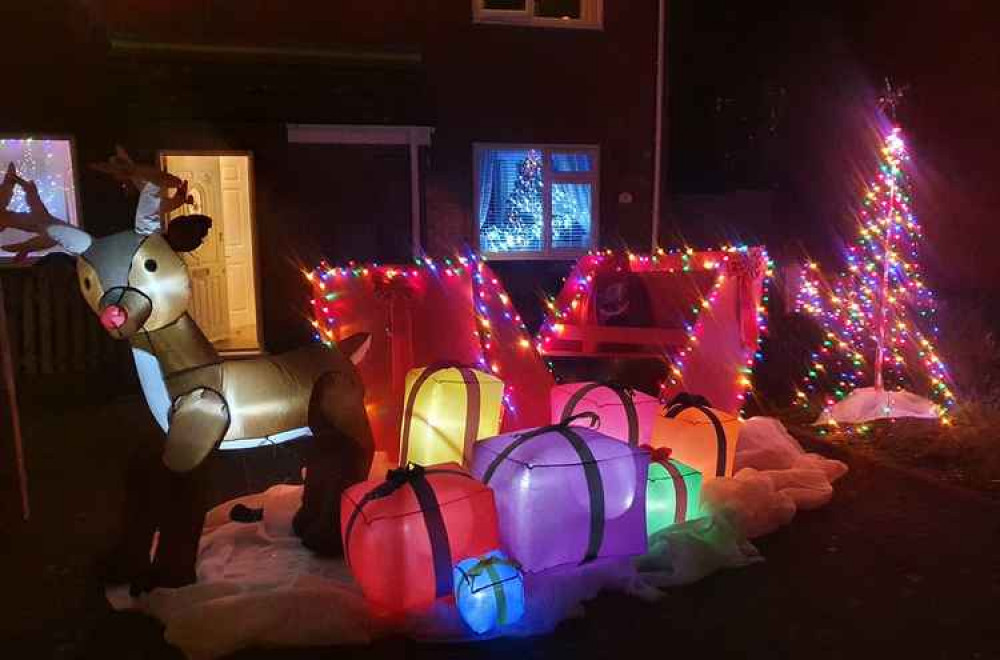 Lindzi and Dave's display in progress (from the Hillary Rise Christmas Lights Facebook page)