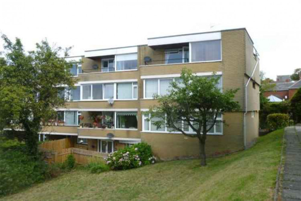 2 Bedroom Flat in Yew Tree Court
