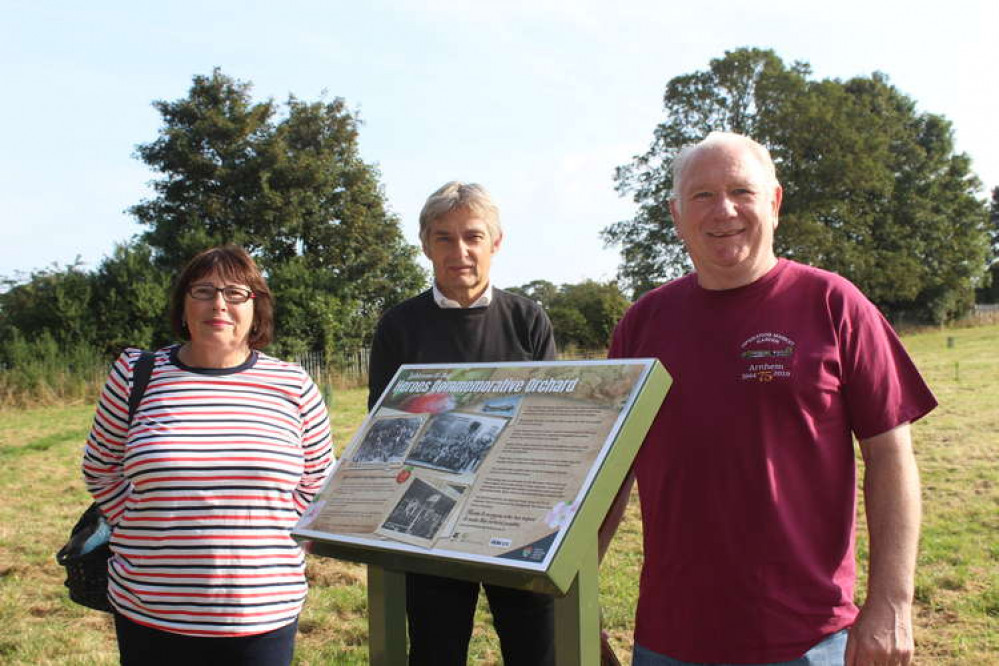 Sue Mogan, whose father fought at Arnhem, with husband Ray (right) and Wyndham Park Forum Chair Ian Simmons