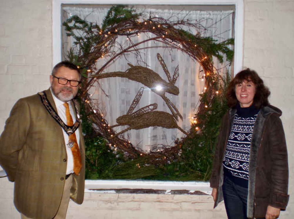 Jo Hammond and Cllr Minns with winning house display