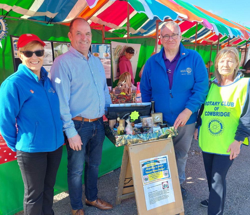 Presentation to winning entry. (L-R) Carol Hallewell, Gareth Lloyd, Malcolm Hallewell and Bernie Fuge. (Image credit: Malcolm Hallewell)