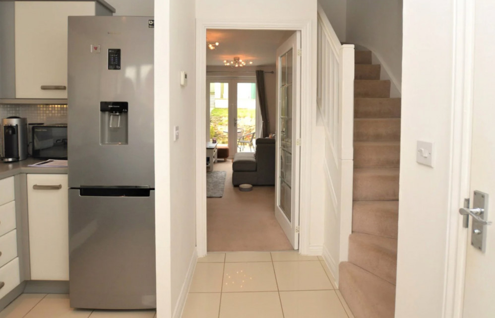 Kitchen leading into the lounge. 