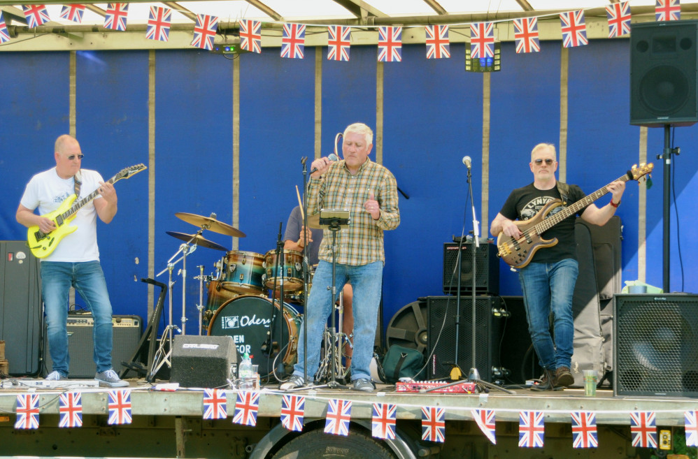 Live band performing (Picture credit: Peninsula Nub News)