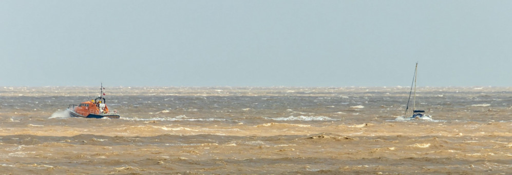 Shotley yacht Kazarka being rescued by lifeboat (Picture credit: Walton and Frinton RNLI)