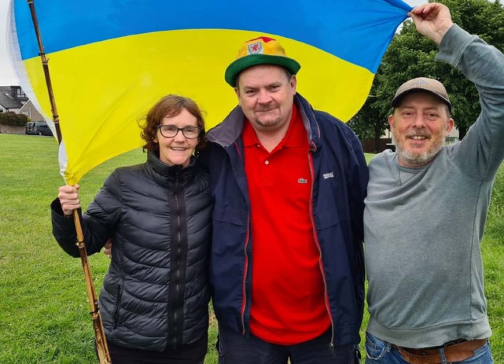 (L-R) Al O’Connor, a former volunteer at the Romanian charity, Simon O’Connor, who runs the charity, and event organiser Jez Thomas. (Image credit: Penarth Lawn Tennis Club) 