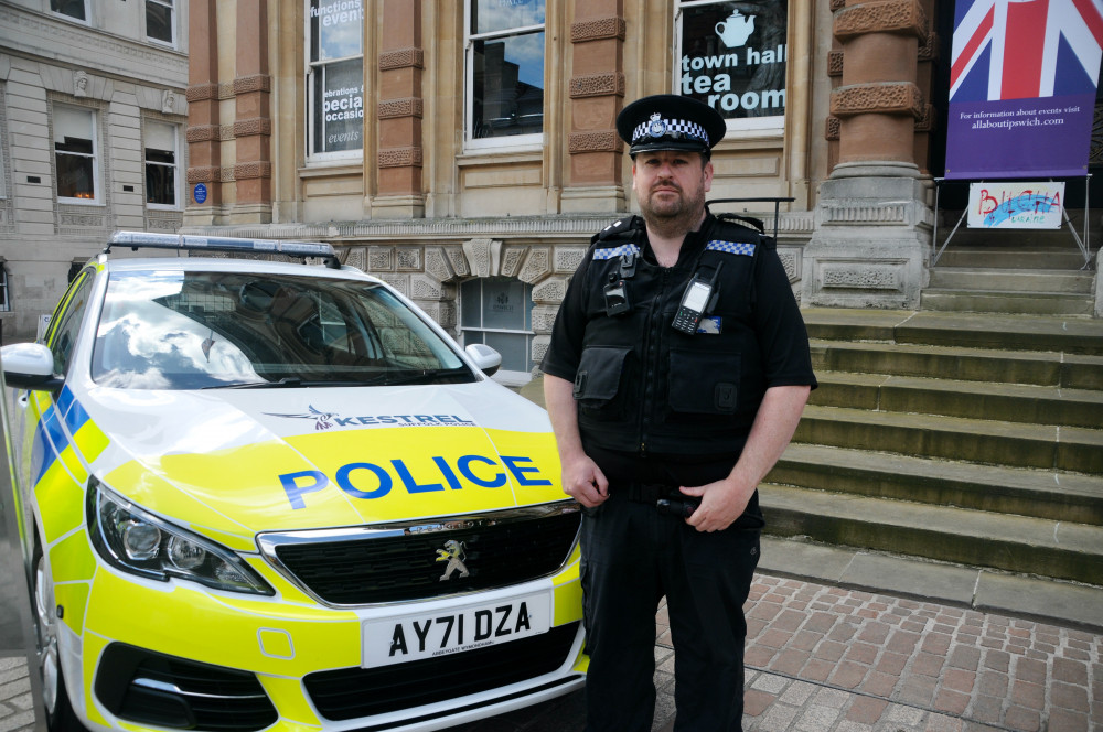 Hadleigh SNT Inspector Gary Breeze promoting Projector Servator (Picture credit: Nub News)