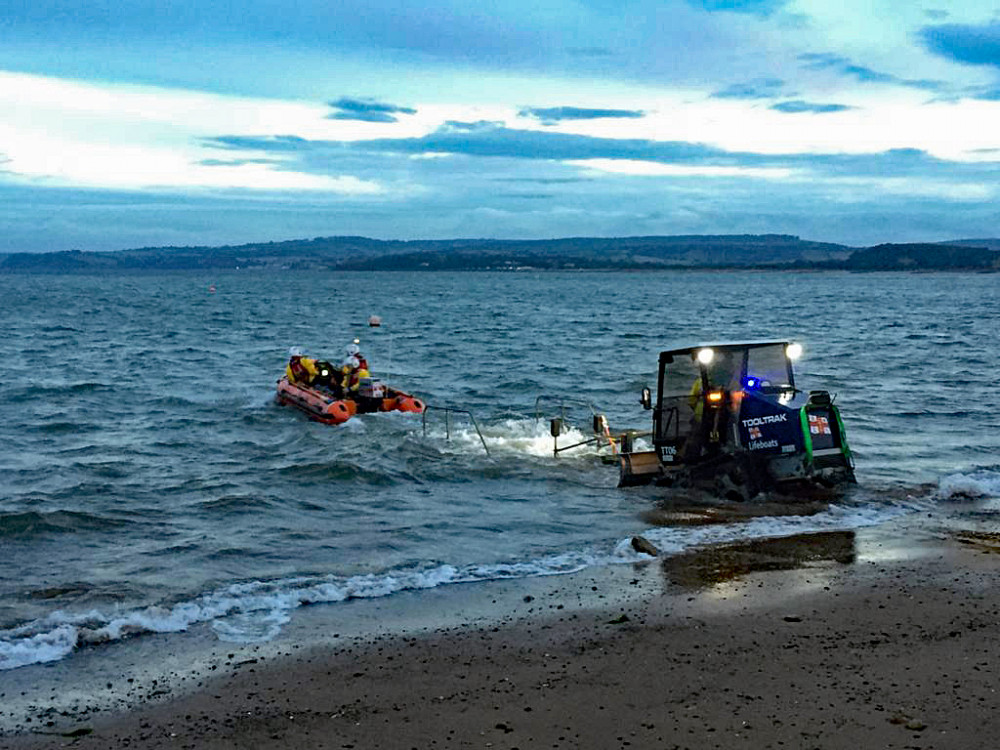 Exmouth RNLI inshore lifeboat launches to the rescue (Chris Sims / RNLI) Exmouth RNLI inshore lifeboat launches to the rescue (Chris Sims / RNLI)