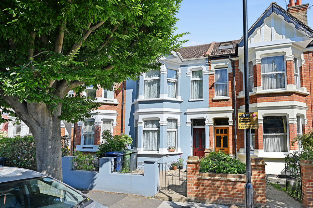 Call 020 8012 5319 to arrange a viewing with Leslie & Co