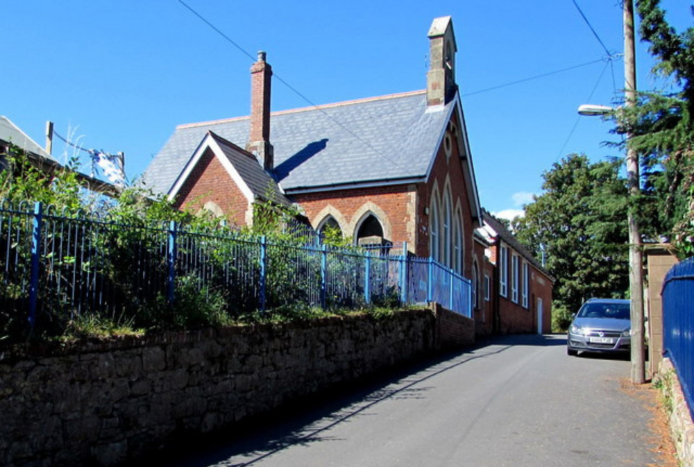 Lympstone Church Of England Primary School (cc-by-sa/2.0 - © Jaggery - geograph.org.uk/p/5227020)