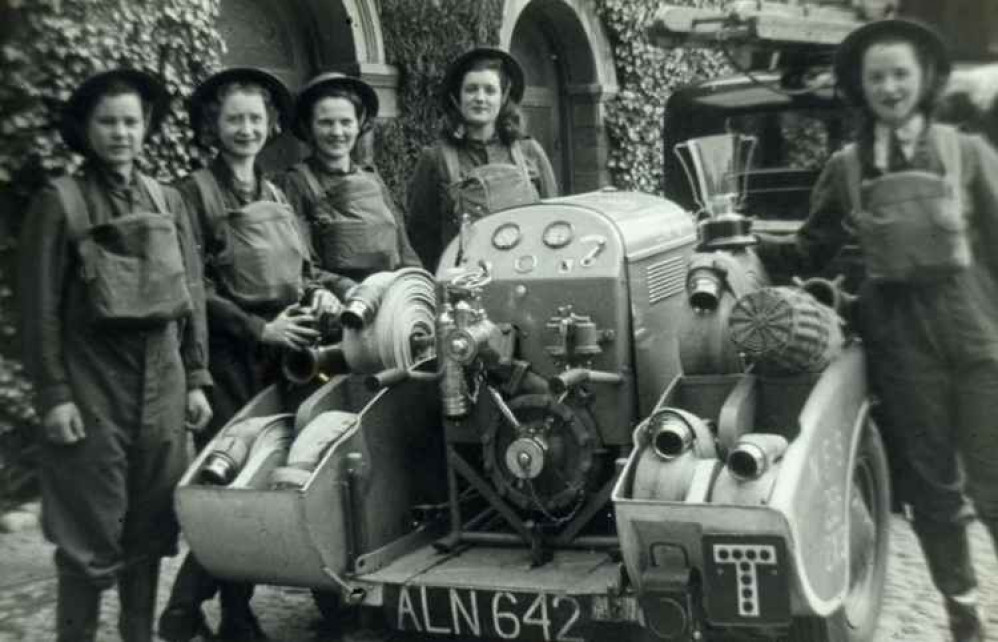 Photo by kind permission of Frodsham & District Historical Society, and thanks to Mrs June Gelling of Frodsham for supplying the names of the crew. Photo by kind permission of Frodsham & District Historical Society, and thanks to Mrs June Gelling of Frodsham for supplying the names of the crew.