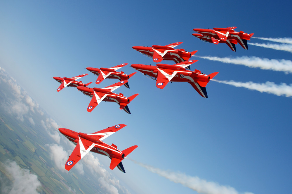 Red Arrows (By Cpl. Andy Benson, OGL v1.0, https://commons.wikimedia.org/w/index.php?curid=26925935)