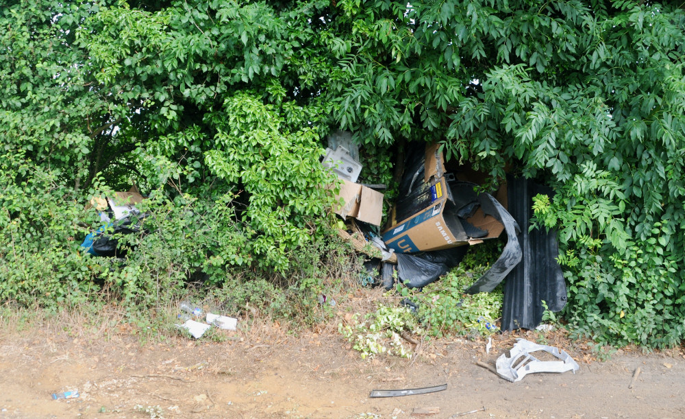 Fly-tipping on White Horse Hill (Picture credit: Peninsula Nub News)