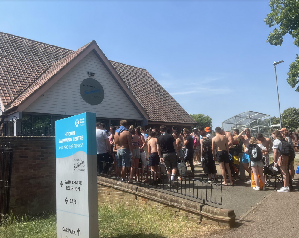 Long queues have formed to get into Hitchin outdoor pool on Monday. CREDIT: @HitchinNubNews 