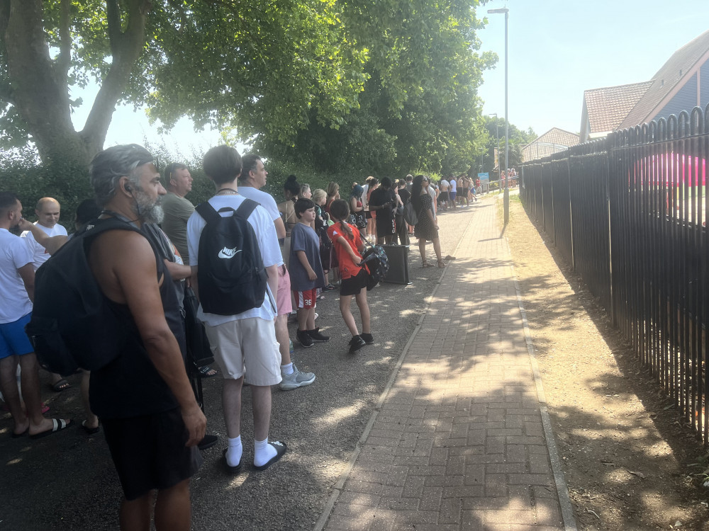 Long queues have formed to get into Hitchin outdoor pool on Monday. CREDIT: @HitchinNubNews 