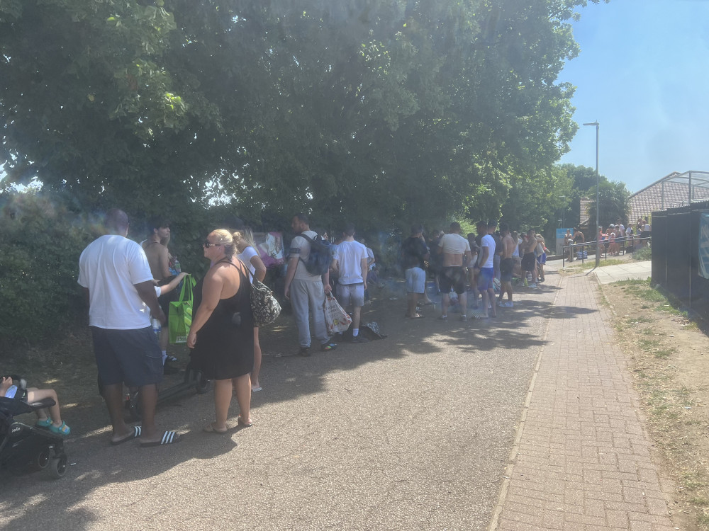 Long queues have formed to get into Hitchin outdoor pool on Monday. CREDIT: @HitchinNubNews 