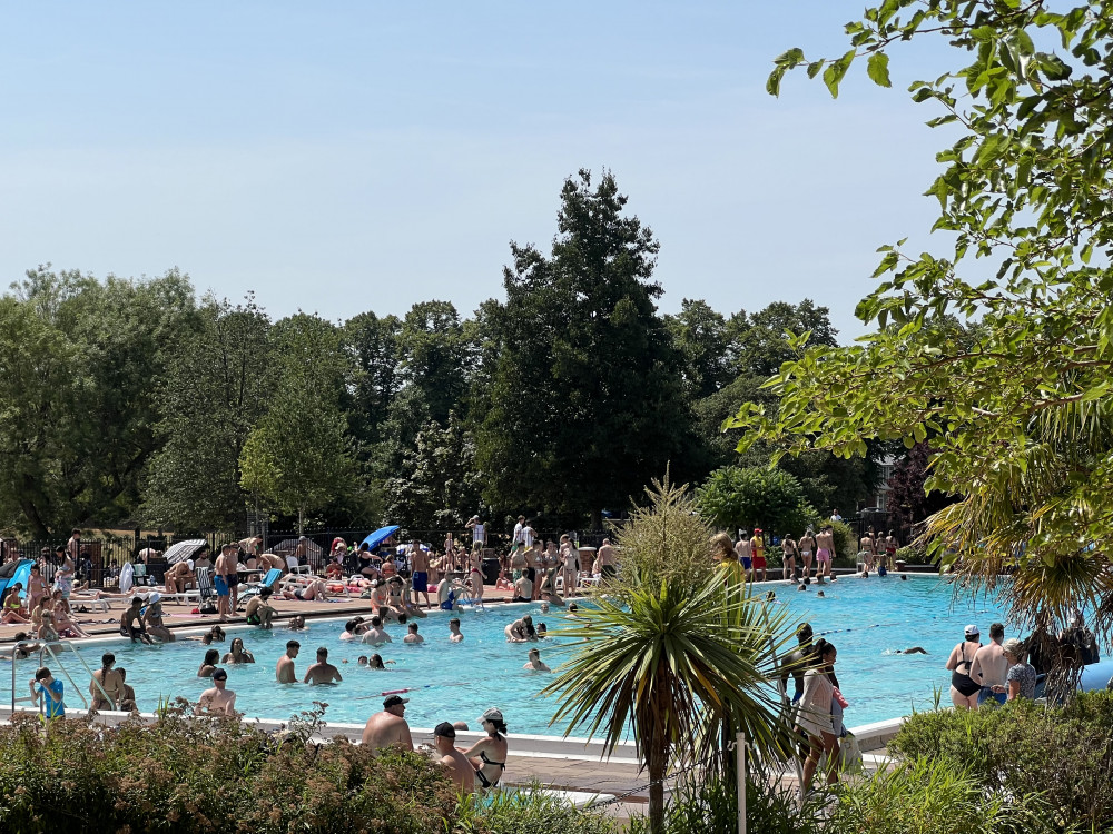 Long queues have formed to get into Hitchin outdoor pool on Monday. CREDIT: @HitchinNubNews 