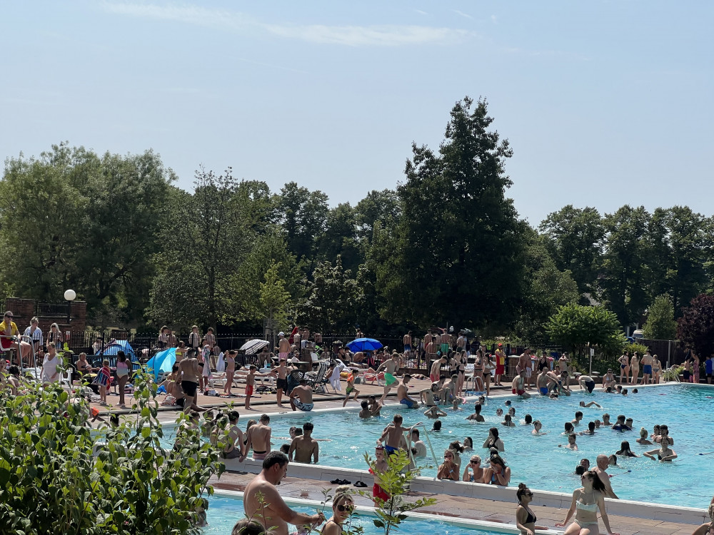 Long queues were reported at Hitchin outdoor pool on Monday. CREDIT: @HitchinNubNews 