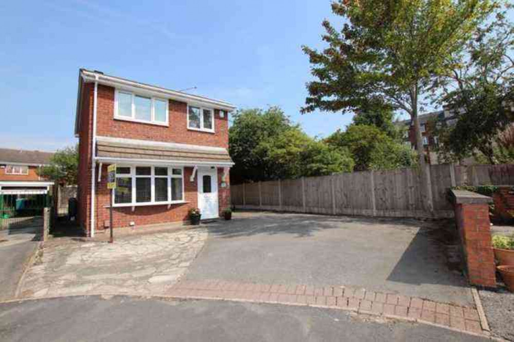 Property 2: Three bedroom detached house in Hams Close