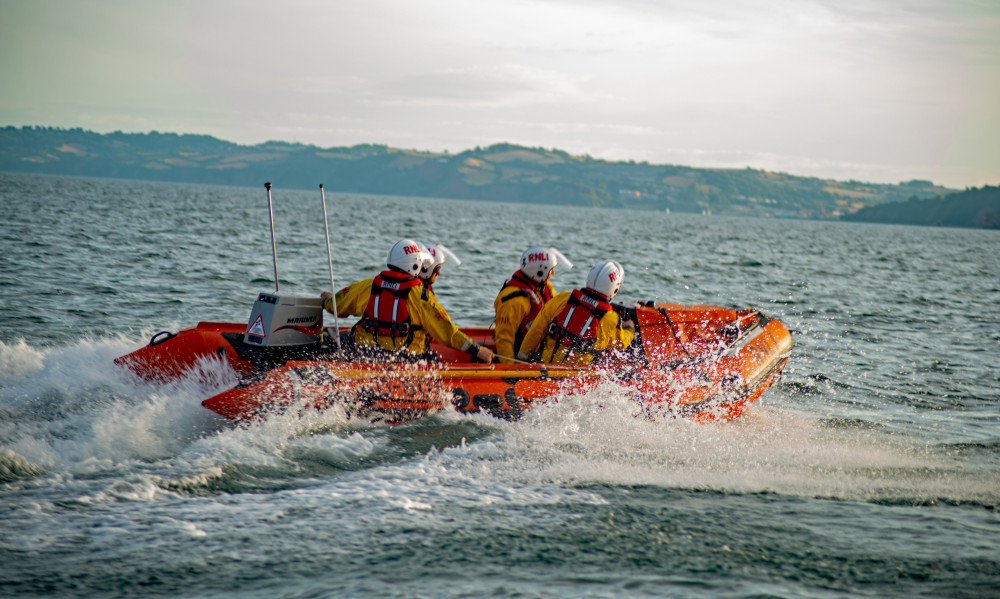 Exmouth Inshore Lifeboat D-805 George Bearman II assisting (John Thorogood/ RNLI) Exmouth Inshore Lifeboat D-805 George Bearman II assisting (John Thorogood/ RNLI)