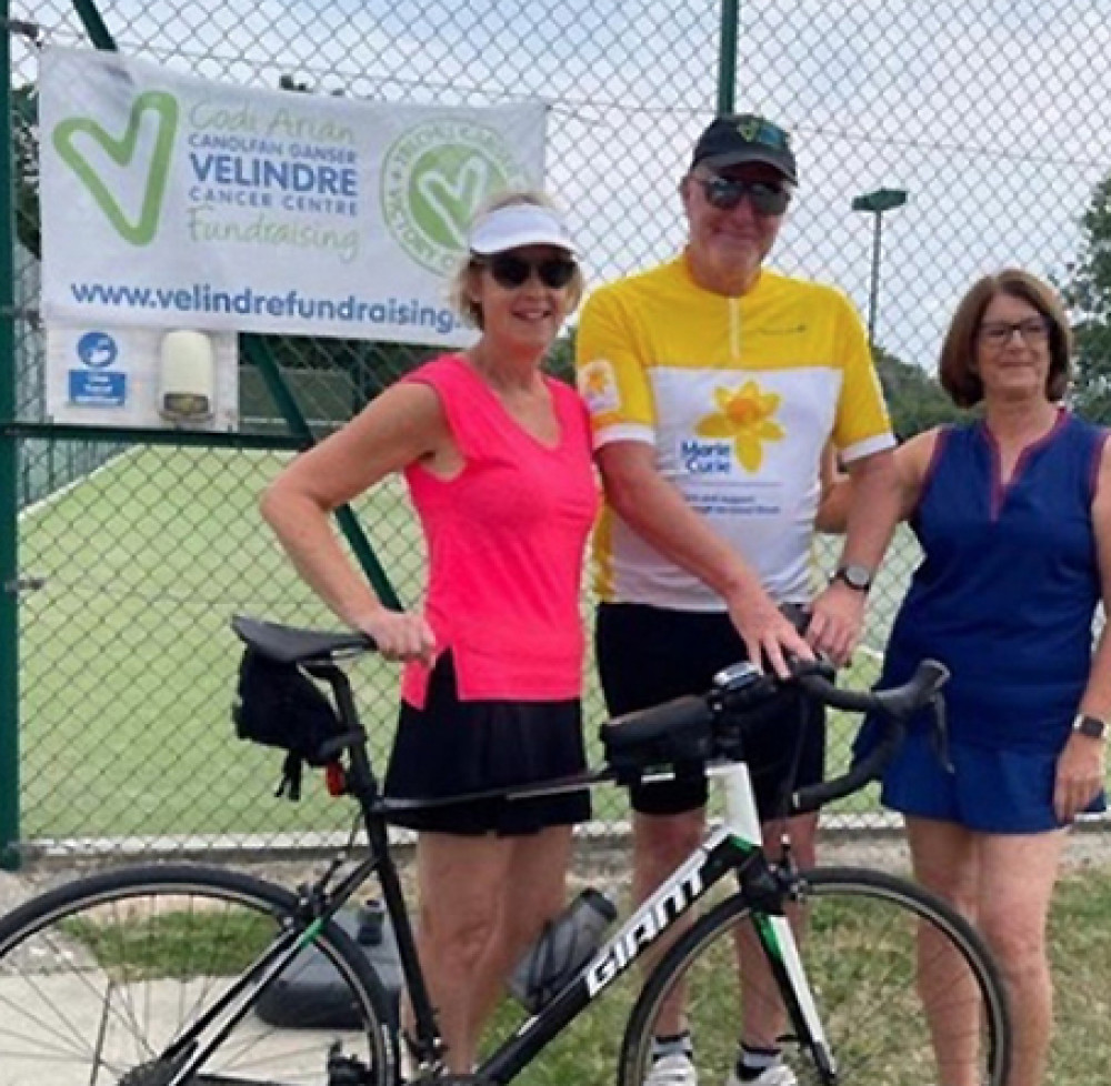 Alan and Hoss's cycle - which he will ride from Bangor to Penarth