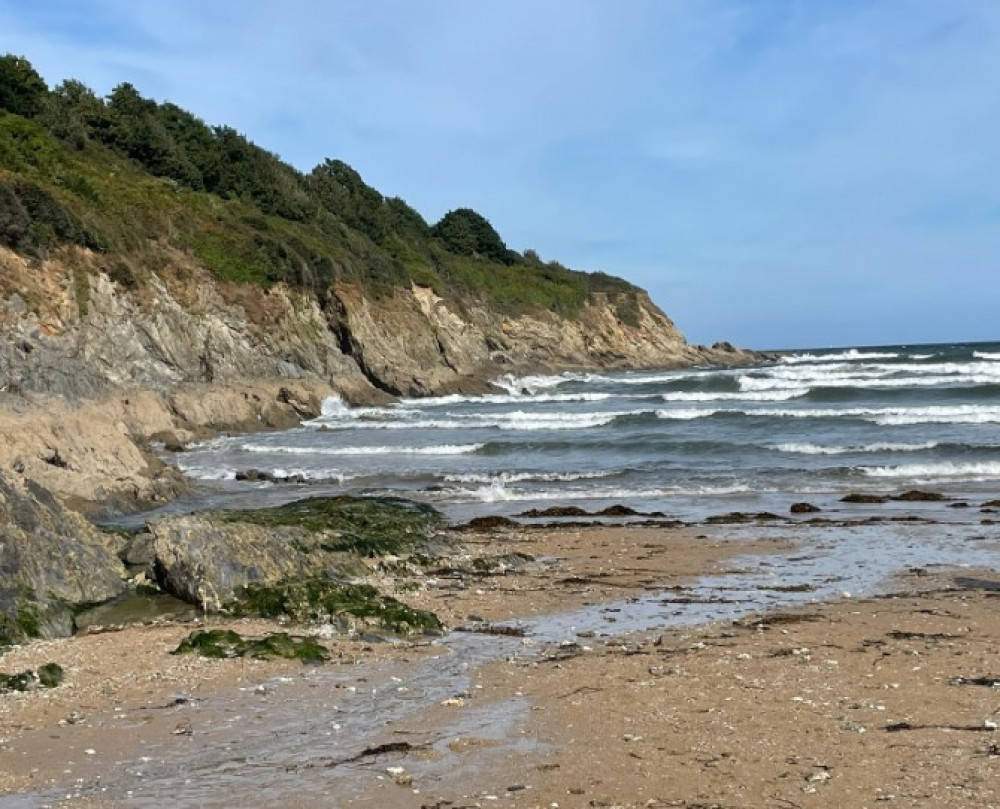 Group rescued from rocks at Maenporth earlier today. Credit: HM Coastguard.