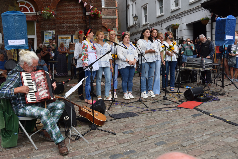 Andrew Dixon and the Ukrainian choir (Image: Tim Russ)