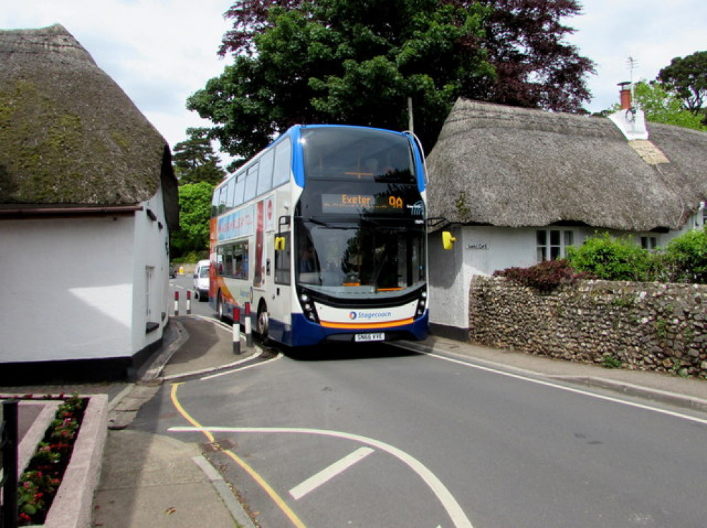 Exeter 9A bus between thatched cottages, Sidmouth (cc-by-sa/2.0 - © Jaggery - geograph.org.uk/p/5399469)