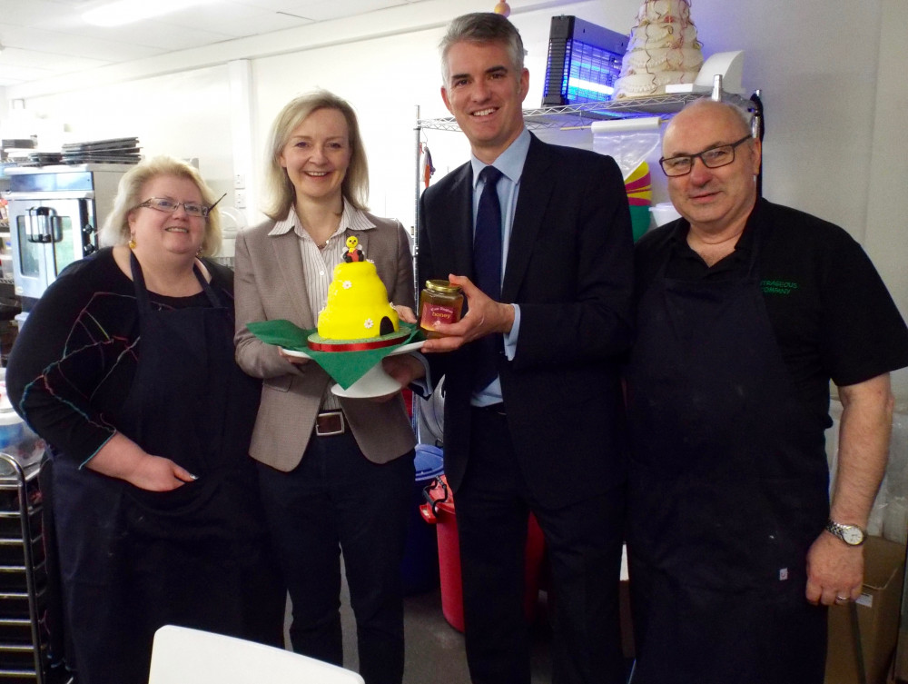 Liz Truss with beehive cake and peninsula honey (Picture©NubNews) Liz Truss with beehive cake and peninsula honey (Picture©NubNews)