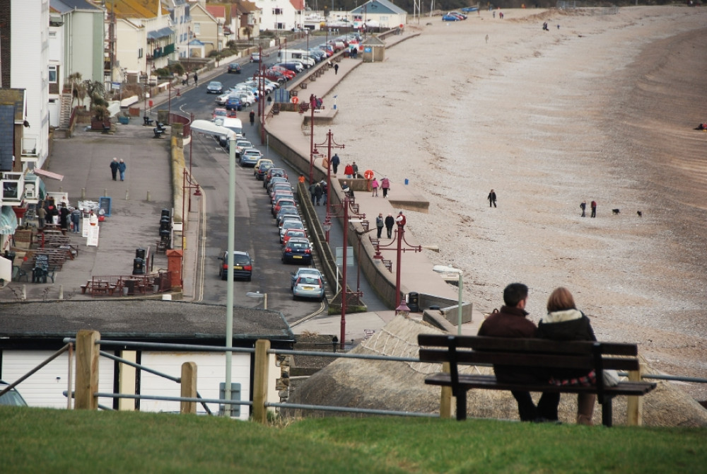 Seaton: Seated viewpoint overlooking beach and seafront (cc-by-sa/2.0 - © Mr Eugene Birchall - geograph.org.uk/p/1720693)