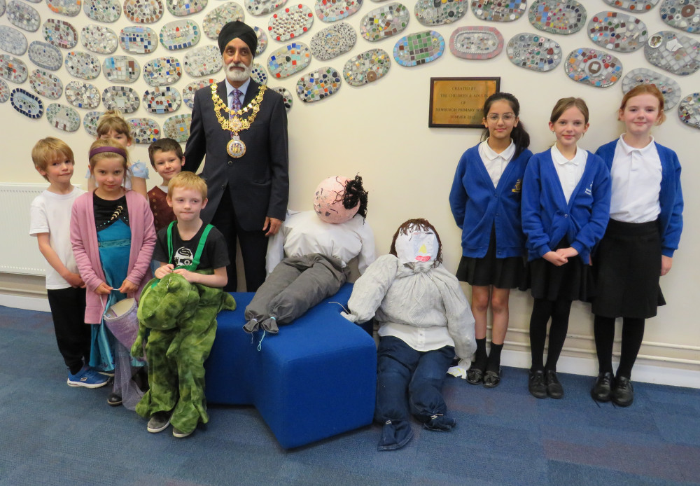 Cllr Parminder Singh Birdi, Mayor of Warwick with children from Newburgh and their Guys (image supplied)