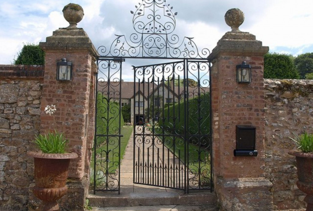 Knightstone Manor (cc-by-sa/2.0 - © Derek Harper - geograph.org.uk/p/2014551) Knightstone Manor (cc-by-sa/2.0 - © Derek Harper - geograph.org.uk/p/2014551)