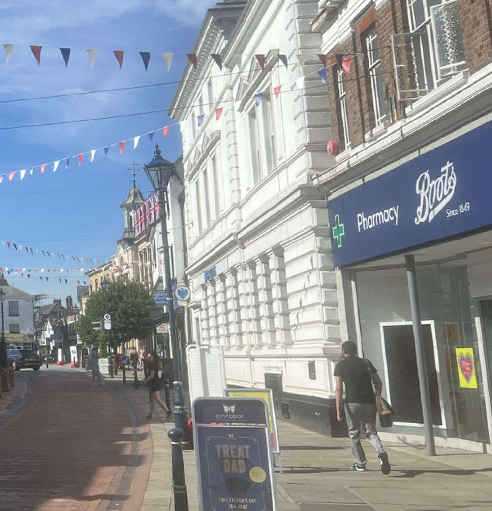 Boots on Hitchin High Street. CREDIT: @HitchinNubNews 