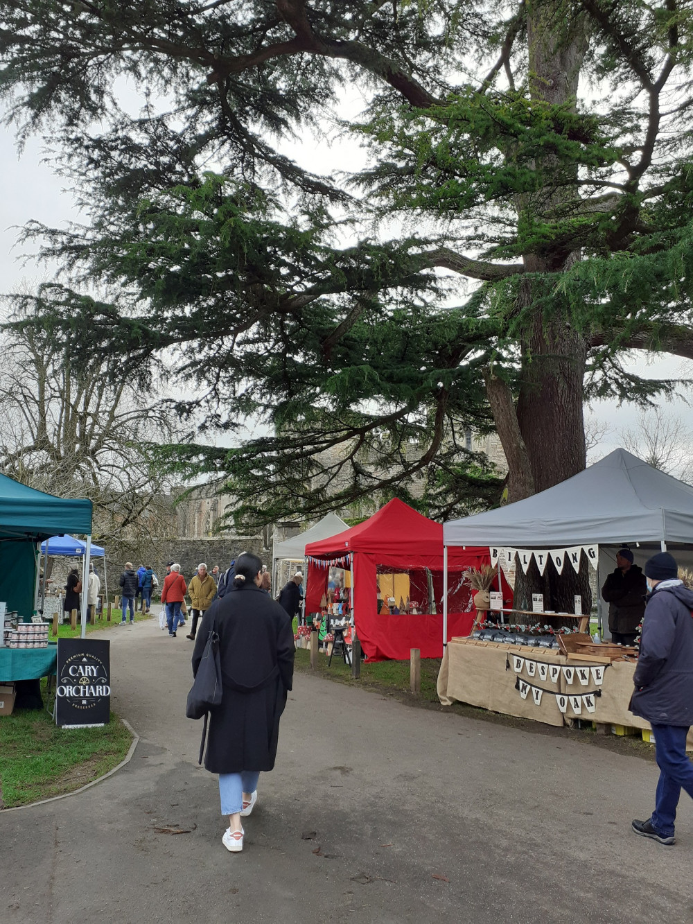 Christmas in Wells 2021, with Billies & Tong stall on the right