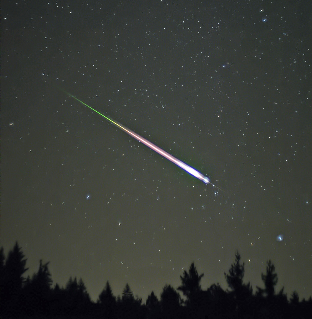 Londoners spot a meteor in the sky on Monday evening. Photo: Navicore.