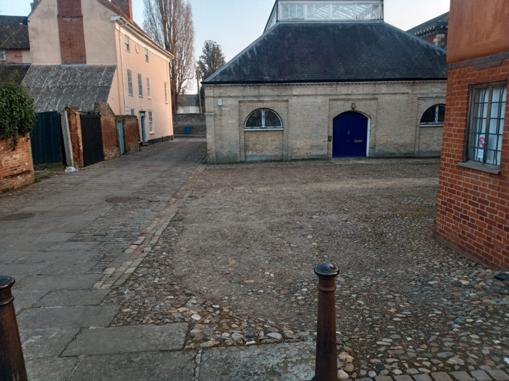 Council courtyard parking area gets blocked 