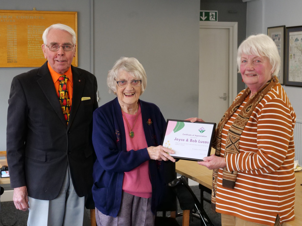 Bob and Joyce Lucas receiving their gifts from OiB . Image credit: Oakham in Bloom.