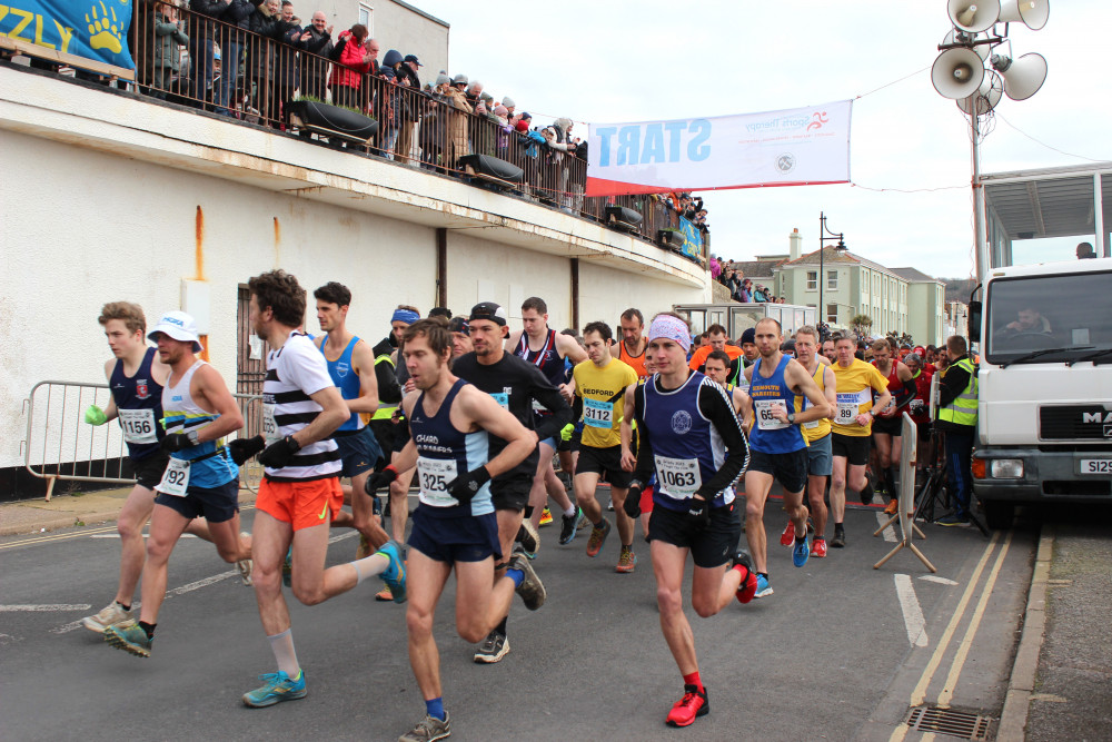 The runners set off on the 35th Grizzly Race in Seaton