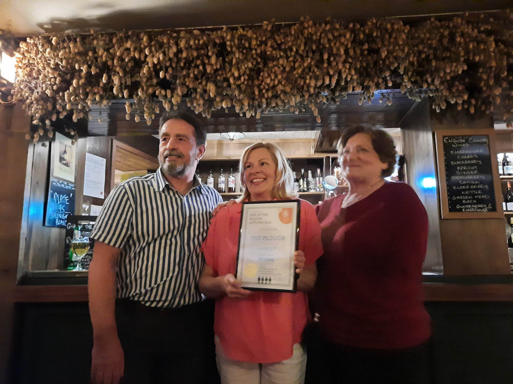 The team collecting their award from Rutland CAMRA Vice-Chair, Homera. Image credit: Nub News. 