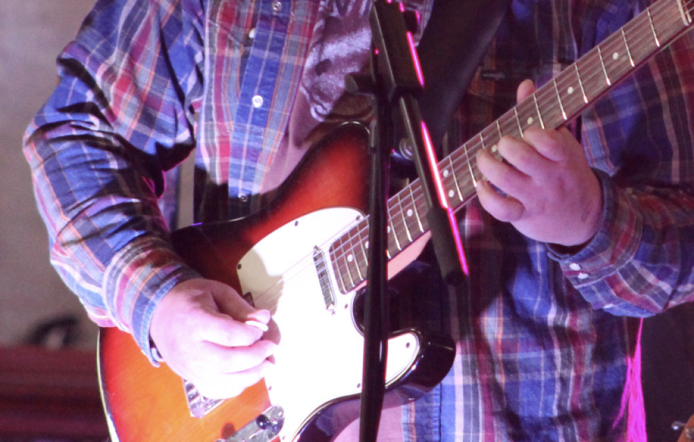 A local musician performs. (Image - Nub News)